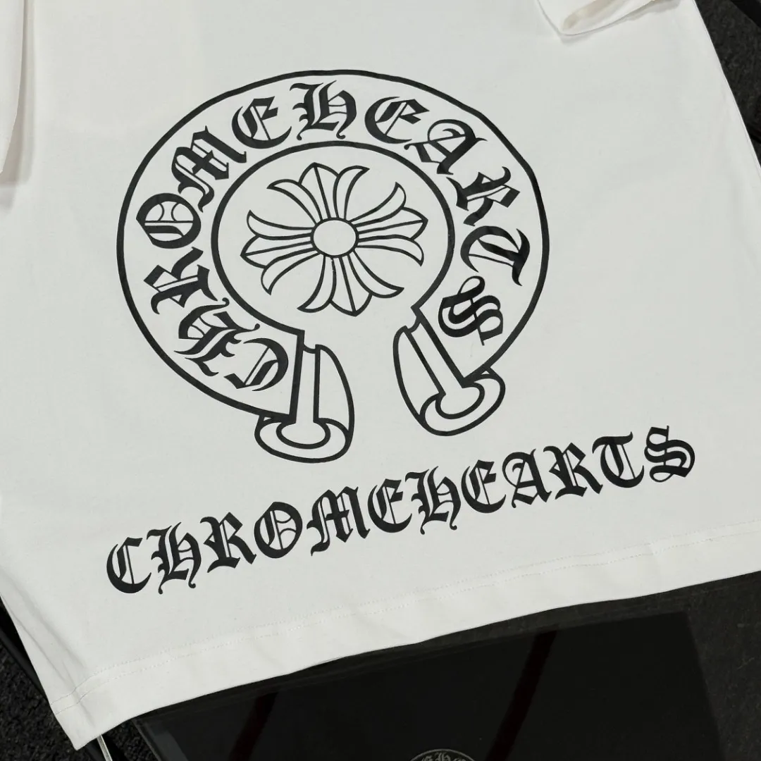P170 Chrome Hearts Chrome Hearts 25 high version. The fabric is made of 300 grams of high-density pure cotton. It does not deform or shrink. It has three labels. It is the same style for men and women. Technology: suede foam printing. Color: white, black. SIZE: S-XL.